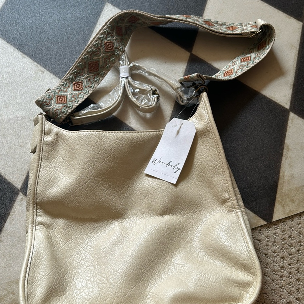 Wonder crossbody with extra guitar strap